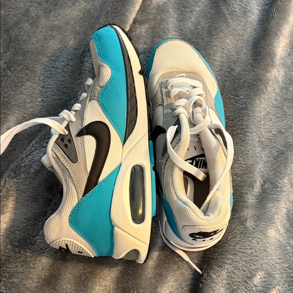 Nike women’s Sunrise Turquoise, white and black Sneakers. Only worn twice